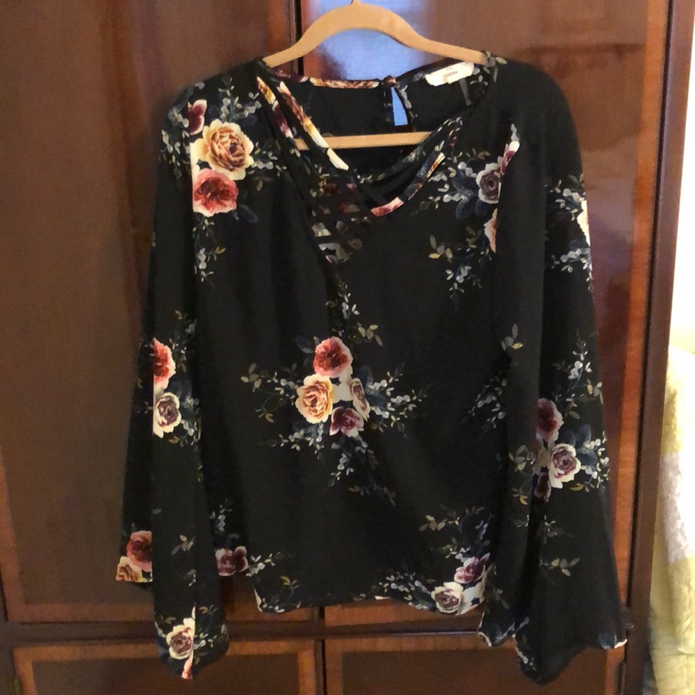 Bell sleeved criss cross top